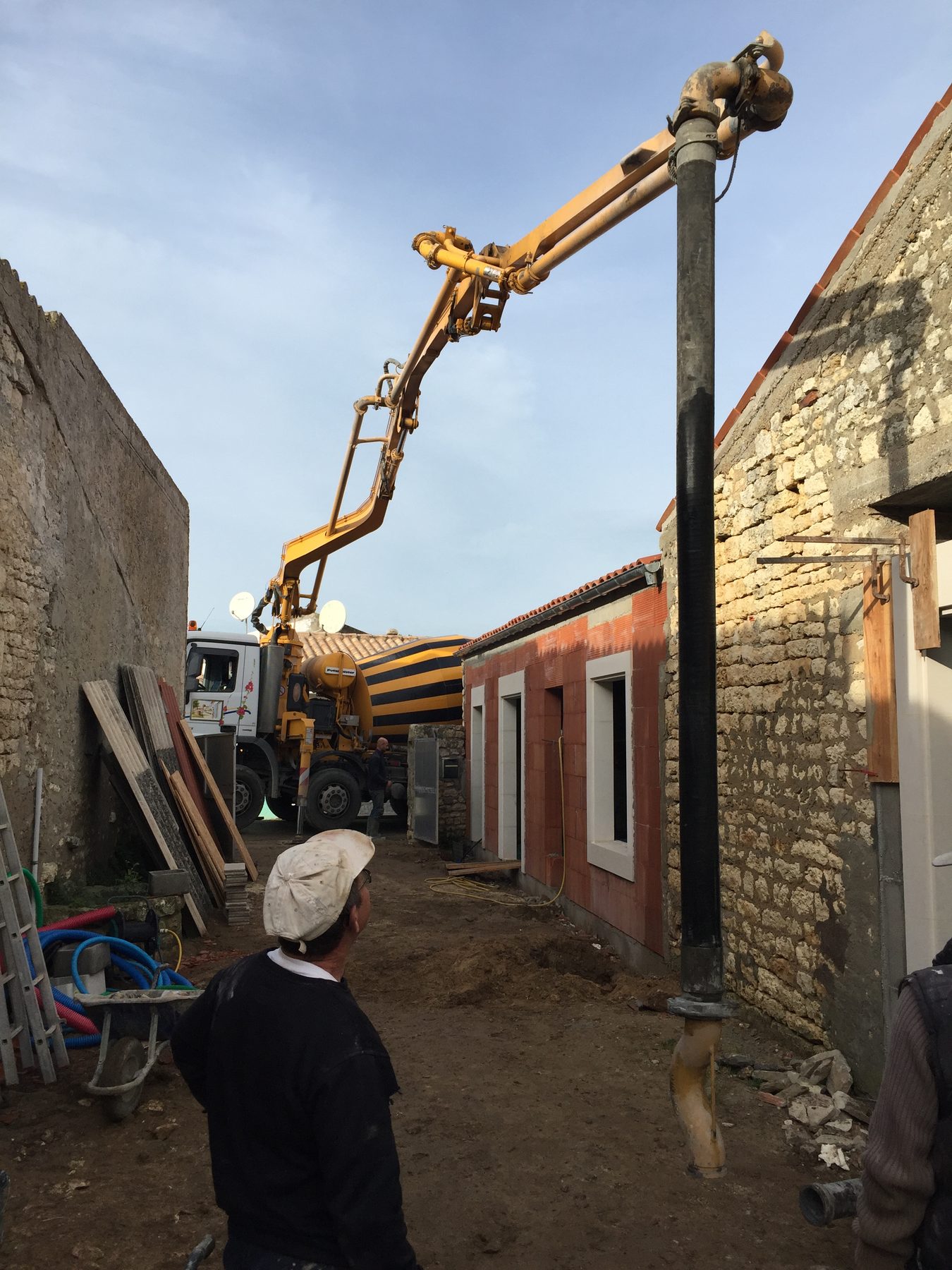 Jour du coulage : la pompe à béton déployée dans la ruelle du logis.